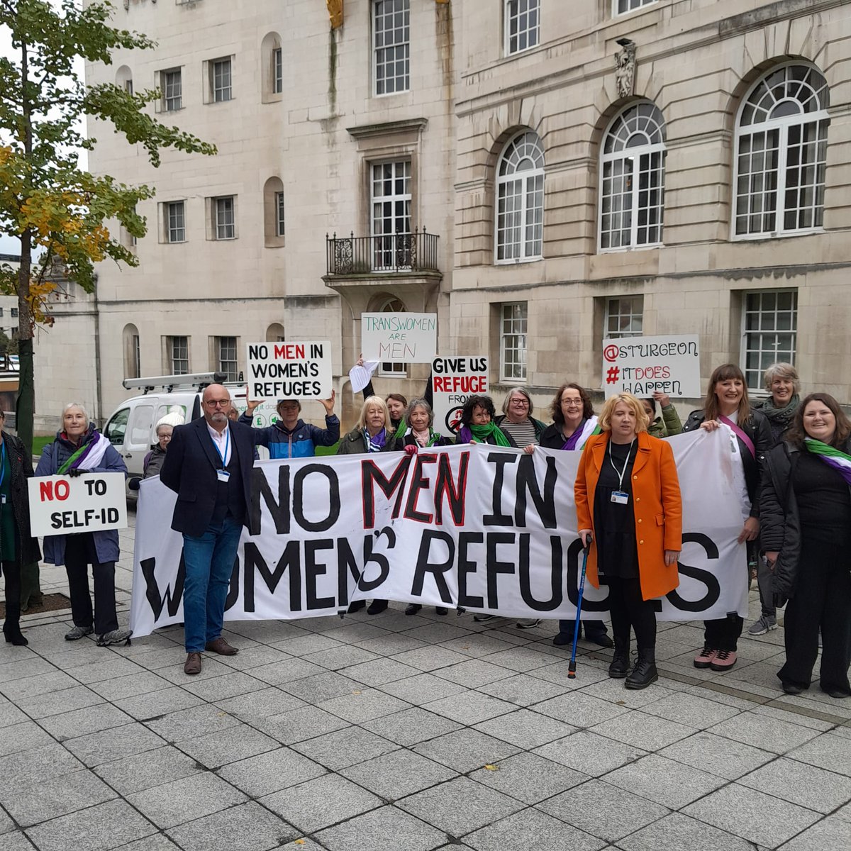 LeedsReSisters's tweet photo. Today’s rally
#leedsresisters
#NoMenInWomensRefuges
#KatieDolatowski
#transawarenessweek
#womenwontwheesht https://t.co/P7E2g5A2M4