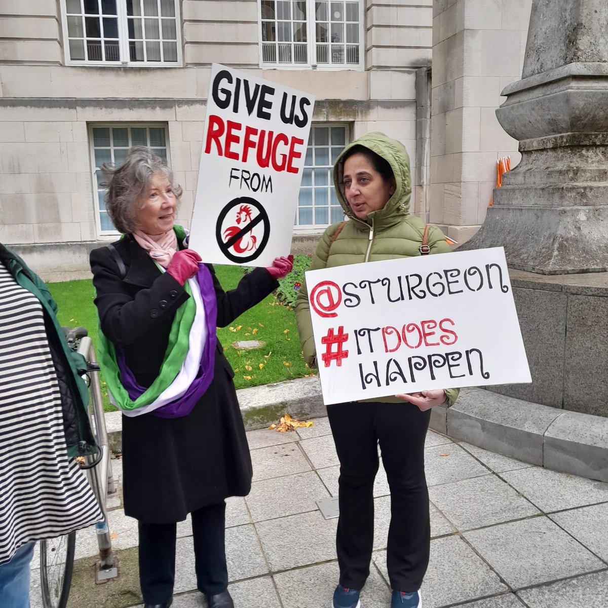LeedsReSisters's tweet photo. Today’s rally
#leedsresisters
#NoMenInWomensRefuges
#KatieDolatowski
#transawarenessweek
#womenwontwheesht https://t.co/P7E2g5A2M4