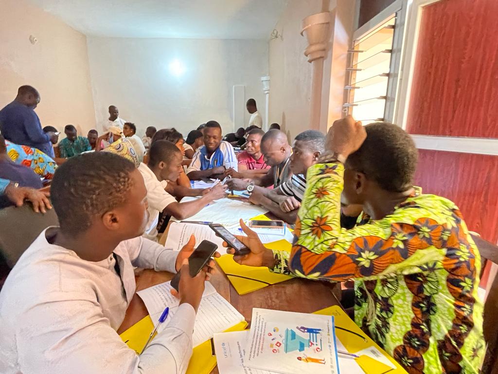 HalteCoViD19BJ's tweet photo. Concentrés, organisés et attentionnés....
Découvrez les moments forts des travaux de groupes avec les U-Reporters de Zè pendant la formation sur la vérification de l'information.
@UNICEF_Benin 
@ambafrancebenin
#SanteBenin
#wasexo 
#vaccinonsnous https://t.co/Qcu5vLFfYI