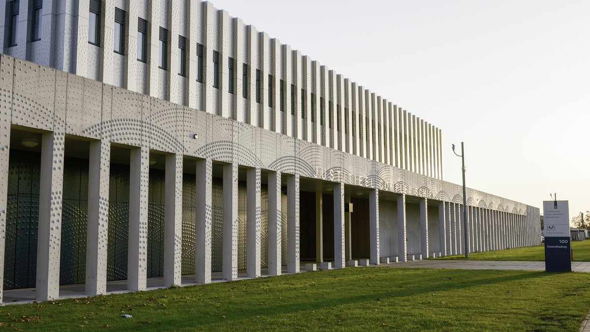 In een extra uitzending van het NOS Journaal is de uitspraak in het MH17 strafproces vanaf 13.20 uur op NPO 1 te volgen. 
#courtmh17 #mh17 #rechtbankdenhaag #rechtspraak