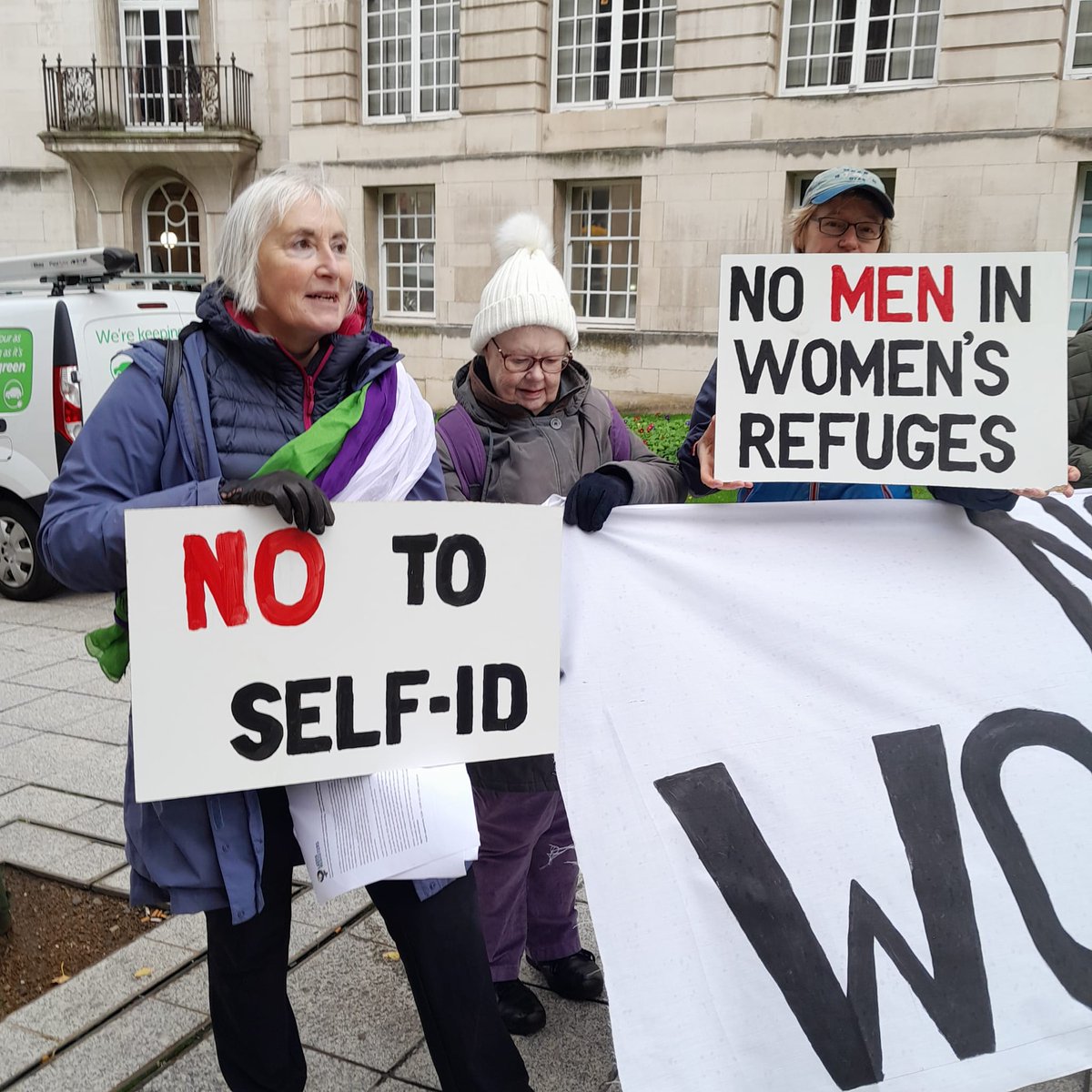 LeedsReSisters's tweet photo. Today’s rally
#leedsresisters
#NoMenInWomensRefuges
#KatieDolatowski
#transawarenessweek
#womenwontwheesht https://t.co/6J3uBS82ap