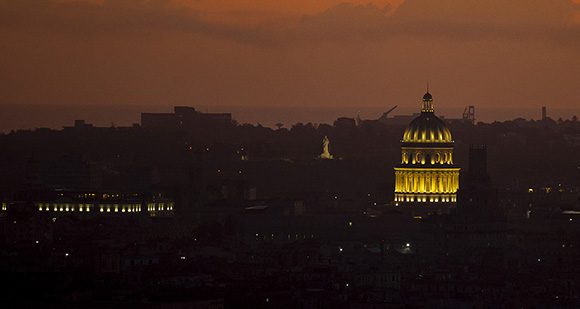 CanalCaribeCuba's tweet photo. La capital de #Cuba celebra hoy su aniversario 503

#LaHabanaDeTodos 🌹❤️🇨🇺

📸 Cubadebate https://t.co/FkW9hvTtqO