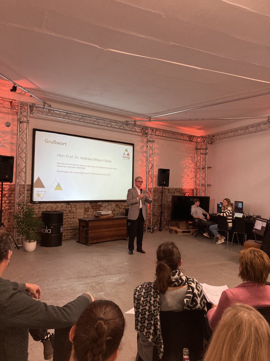 „Wir brauchen #Startups , aber Startups brauchen auch uns“, so NRW CIO <a href="/MeyerFalcke/">Andreas Meyer-Falcke</a> zur Zusammenarbeit des öffentlichen Sektors mit jungen Unternehmen. Tolle Eröffnung des #GovUpNRW Pitch Days. 🙌