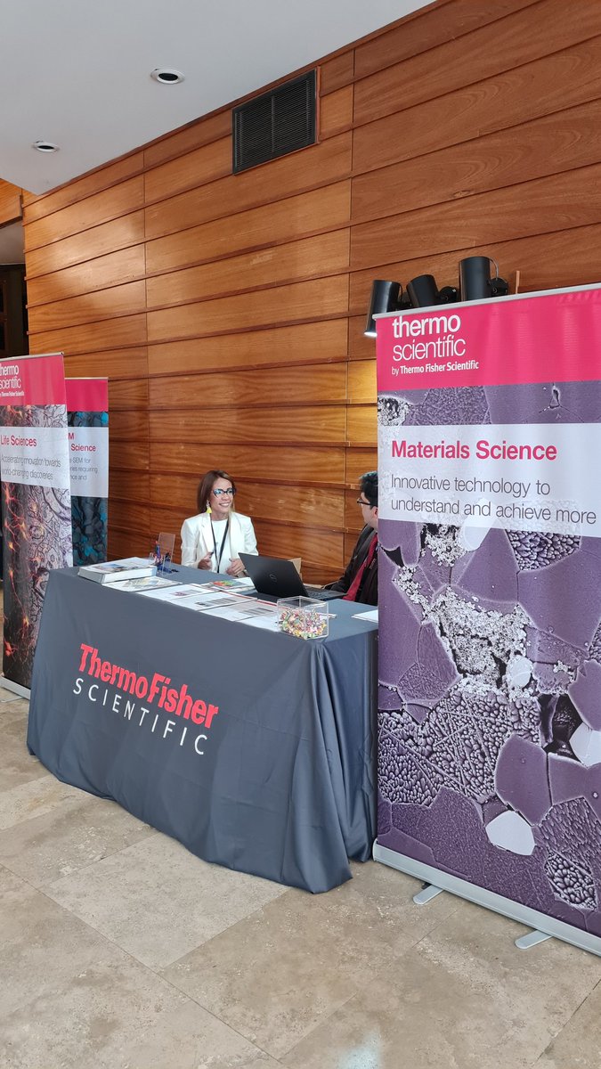 SABiofisica's tweet photo. Una pasada por el hall visitando algunos de nuestros sponsors #damico #zeiss #thermo #microlat @sab2022Rosario https://t.co/fG6AozE1i2