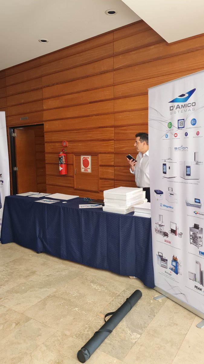 SABiofisica's tweet photo. Una pasada por el hall visitando algunos de nuestros sponsors #damico #zeiss #thermo #microlat @sab2022Rosario https://t.co/fG6AozE1i2