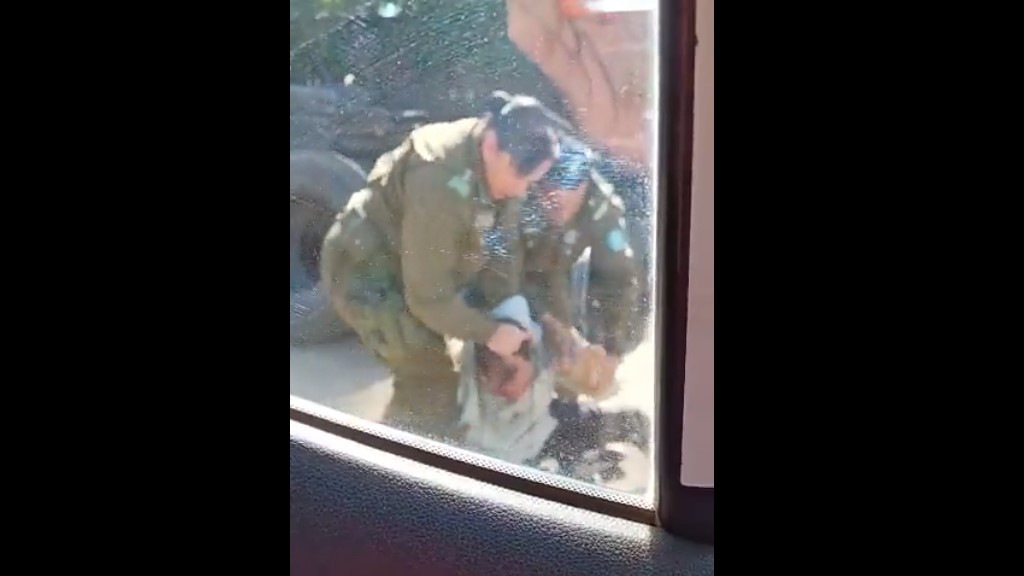 adnradiochile's tweet photo. Dos carabineros del Maule son desvinculados por violencia excesiva: se viralizó golpiza a detenido https://t.co/WCWVabKeUL https://t.co/19e94gvWfJ