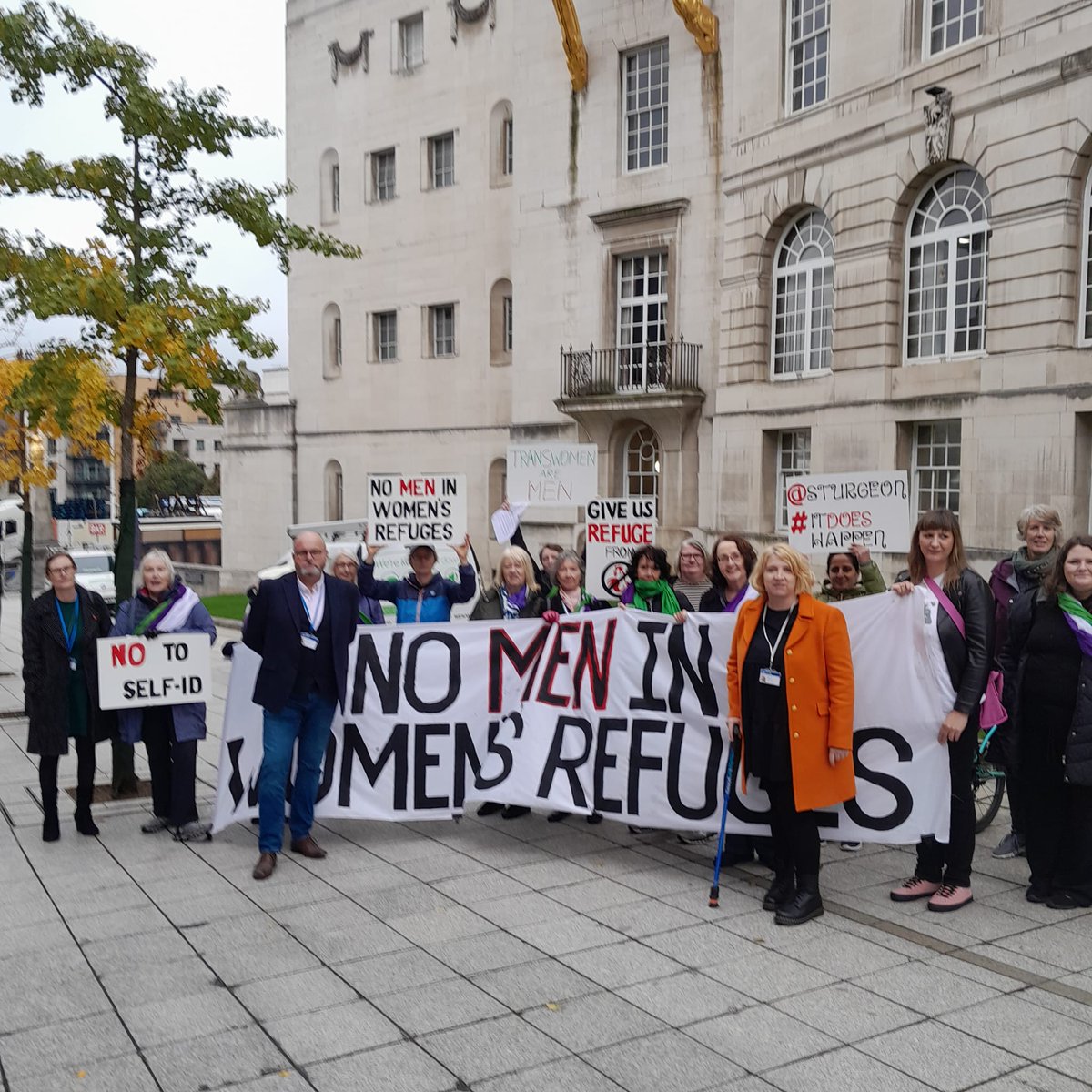 LeedsReSisters's tweet photo. Today’s rally
#leedsresisters
#NoMenInWomensRefuges
#KatieDolatowski
#transawarenessweek
#womenwontwheesht https://t.co/5jYeIPbJ0f