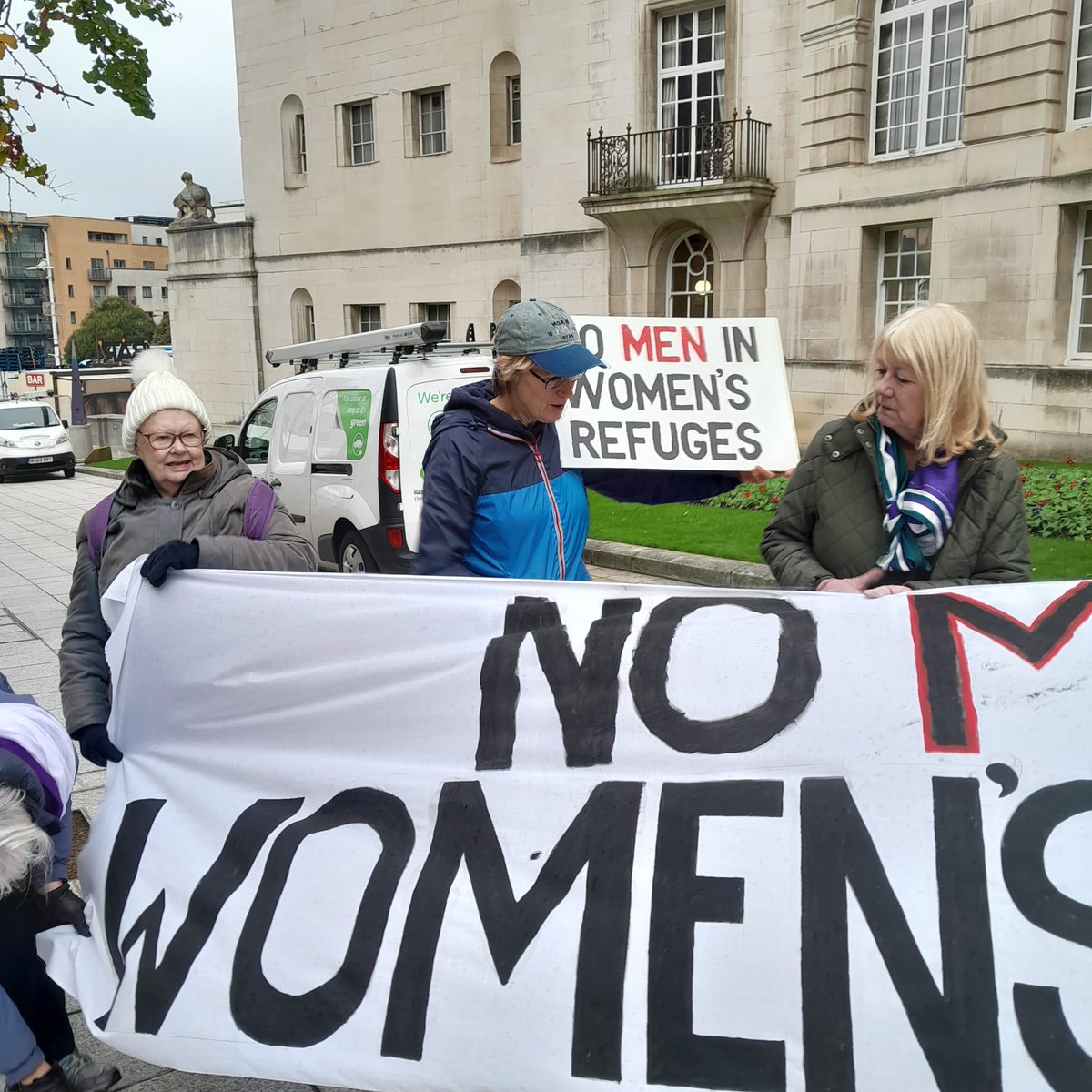 LeedsReSisters's tweet photo. Today’s rally
#leedsresisters
#NoMenInWomensRefuges
#KatieDolatowski
#transawarenessweek
#womenwontwheesht https://t.co/5jYeIPbJ0f