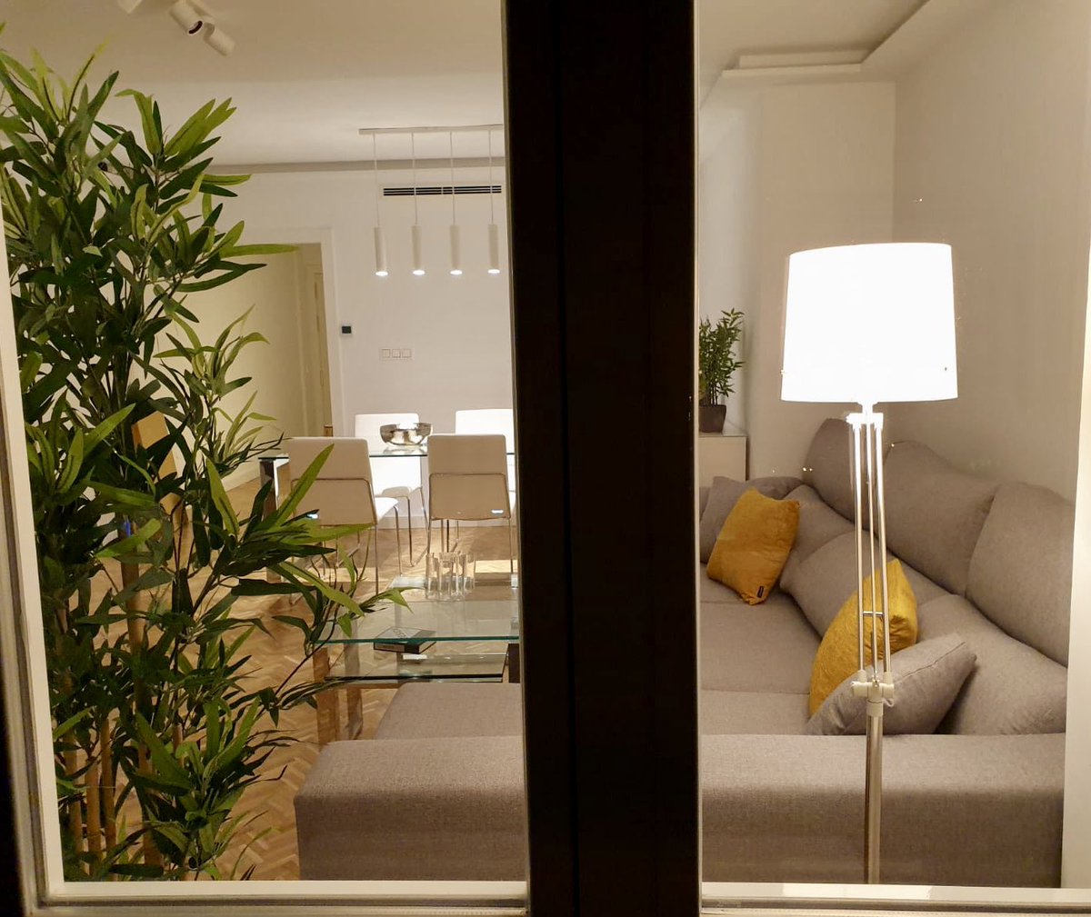 ARANAZarchitect's tweet photo. 👷🏻‍♀️✏️ Desde la ventana … #decoracioninterior #interiores #interiordesign #interiorismo #interiordesigner #diseño #diseñodeinteriores #diseñointerior #decoracion #materiales #muebles #mobiliario #vivienda #estilo #minimalismo #luz #iluminacion #lamparas https://t.co/LvVOLkUako