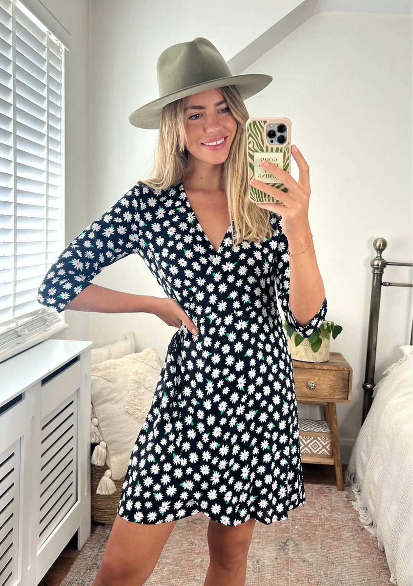 Our sweet daisy dress is a wardrobe essential 💛

 #sunshinesoul #outfitideas #dresses