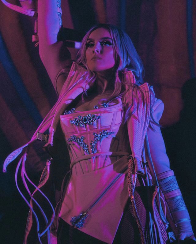 perrielelight's tweet photo. this photo of perrie edwards https://t.co/q21O7MoU0U