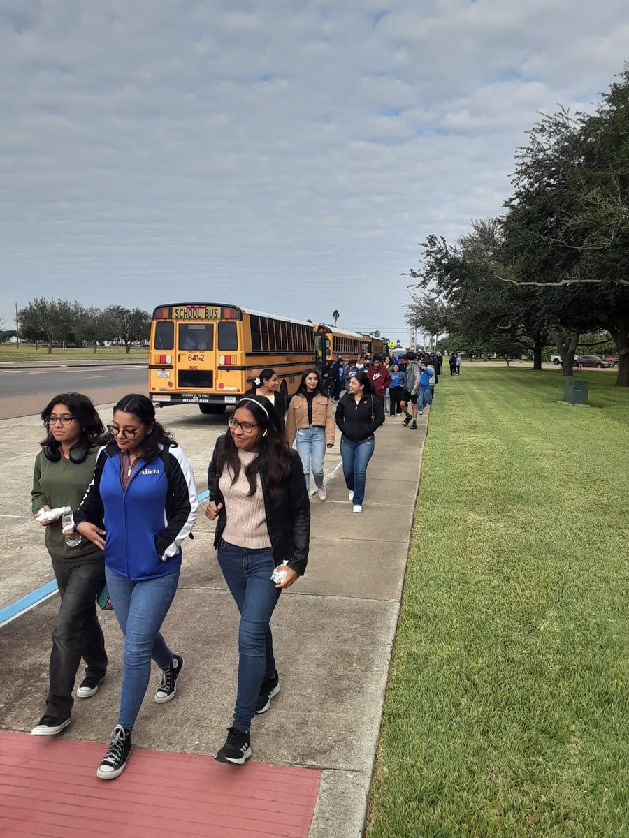 UTRGV GEAR UP ⚙️ is college bound at TSTC in Harlingen . Over 100 GU senior students🧑‍🎓👩‍🎓 <a href="/PorterECHS/">Principal Solis (Mary Solis)</a> visited TSTC &amp; learned about a variety of programs including admissions requirements. #gearupworks 🧡 #seniors2023 #collegebound  #UTRGV #VsUp ✌️🧡
