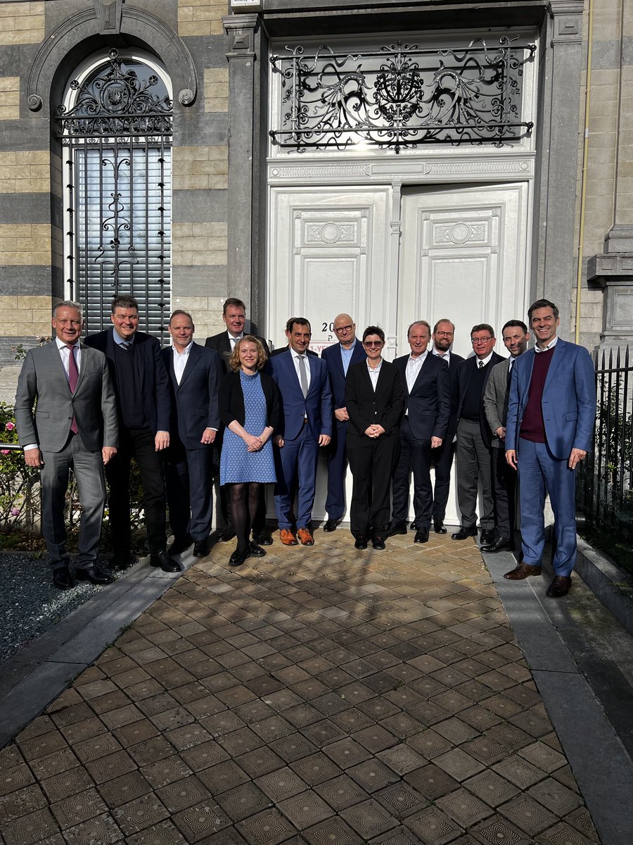 ADressel's tweet photo. #Finanzplatz #Hamburg on Tour - Delegationsreise von @FHH_FB @hkhamburg @finanzplatz_hh nach Brüssel - gute Gespräche im #HanseOffice u.a. mit @svenja_hahn @RasmusAndresen @Schuster_MdEP @EU_Commission @ecb https://t.co/OVWiOVU7WO