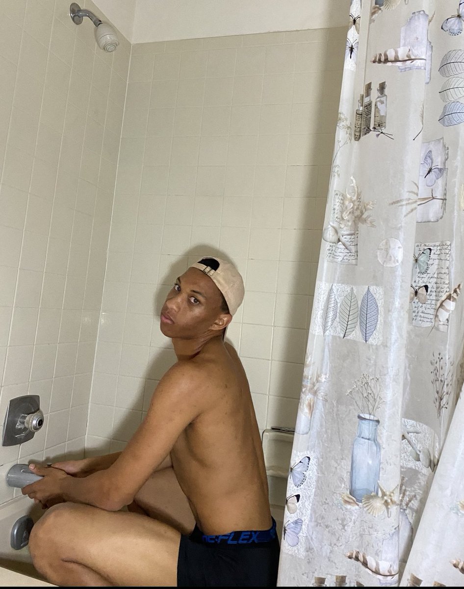 JamesJacobsesp's tweet photo. únete a mí en la ducha #fittness #ShowerThoughts https://t.co/gkrKv5zq9S