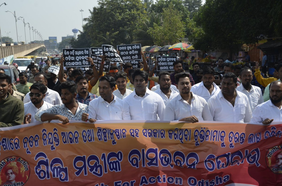 Yfaodisha's tweet photo. ଓଡିଆ ଯୁବକ ମାନଙ୍କର ସ୍ଥାନୀୟ ନିଯୁକ୍ତି ଏବଂ ଅଧିକାର ନିମନ୍ତେ ଆଜି @Yfaodisha ତରଫରୁ ଓଡ଼ିଶାର ମାଇକ୍ରୋ, କ୍ଷୁଦ୍ର ଏବଂ ମଧ୍ୟମ ଉଦ୍ୟୋଗ ମନ୍ତ୍ରୀ ପ୍ରତାପ ଦେବ ଙ୍କ ବାସ ଭବନ ଘେରାଉ କରି ମୂଖ୍ୟମନ୍ତ୍ରୀ ଙ୍କ ଉଦେଶ୍ୟ ରେ ଏକ ଦାବିପତ୍ର ପ୍ରଦାନ କରାଯାଇଅଛି । https://t.co/uWtg7QtpJK
