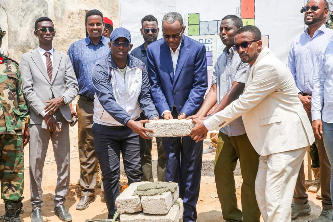 UNFPA_SOMALIA's tweet photo. Today, President Abdiaziz Hassan Mohamed of South West State laid the foundation stone for a youth centre in Barawe. https://t.co/bIhUuoQwkQ