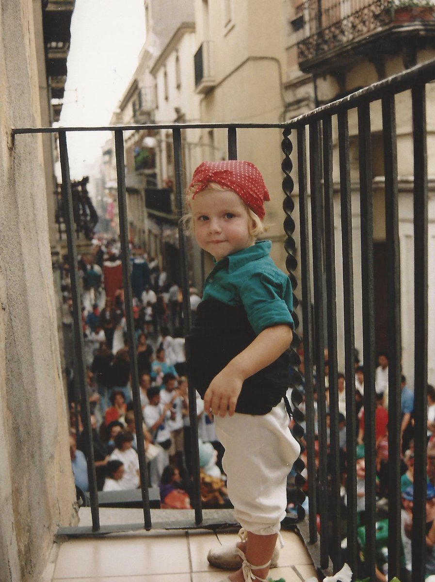 maria_galo's tweet photo. Encara que no hagi portat mai camisa (oficialment…) els #castells SEMPRE han format part de la meva vida. La sort de néixer en una família castellera i hooliganíssima dels @Verds és que sempre me’ls ha fet viure molt (massa) intensament, i així pretenc que sigui sempre. https://t.co/zOmWXLuqTq