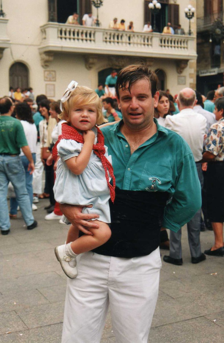 maria_galo's tweet photo. Encara que no hagi portat mai camisa (oficialment…) els #castells SEMPRE han format part de la meva vida. La sort de néixer en una família castellera i hooliganíssima dels @Verds és que sempre me’ls ha fet viure molt (massa) intensament, i així pretenc que sigui sempre. https://t.co/zOmWXLuqTq