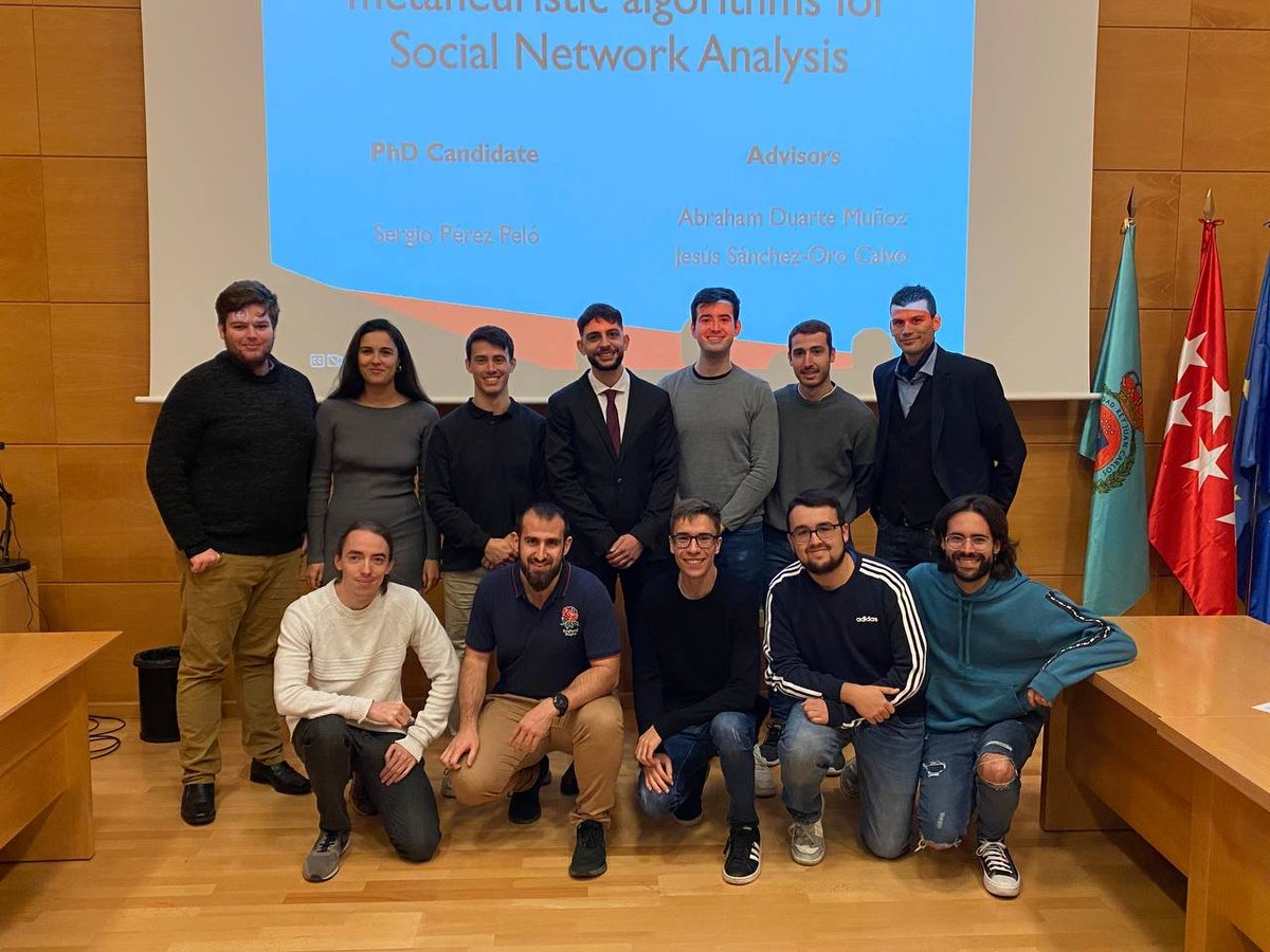 isaac_lozano_97's tweet photo. Buen señor, llegó el día de @SergioP3red, tenemos un nuevo doctor en la @etsii_urjc #GRAFO en la @urjc.
Muy orgulloso de todo el trabajo que hiciste y logros que hemos podido compartir.

Felicidades Sergio 🎈🎈

También a sus directores @jesussanchezoro y @AbrahamDuarteMu https://t.co/XPqAcdUdxp