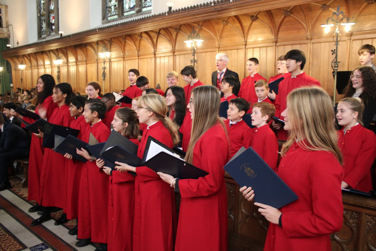 Happy St Edmund's Day! Absolutely outstanding singing from the Schola Cantorum today to celebrate our patron: 'Let all the World in Every Corner Sing' by Vaughn Williams, 
@VWFndnv two fabulous Psalm settings by Colin Mawby and the St Edmund's Mass by our DoM 
<a href="/Jamesrwoodhall/">James Woodhall</a>