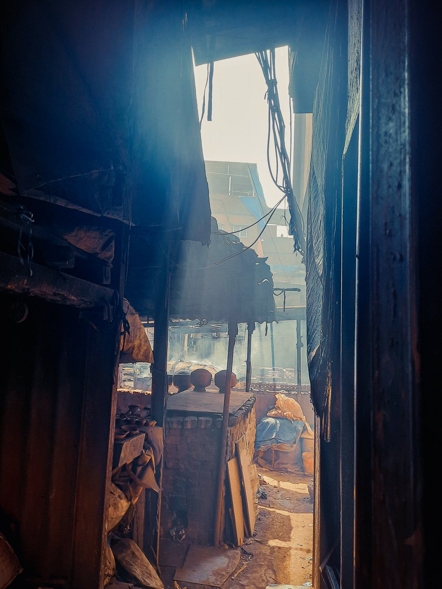 Nikhilb0rse's tweet photo. This is my very first time at Kumbharwada, Dharavi. #NustaKhichik

#Mumbai #Mymumbai #Kumbharwada #photography #PhotoOfTheDay #streetphotography https://t.co/OYjXeWgViK