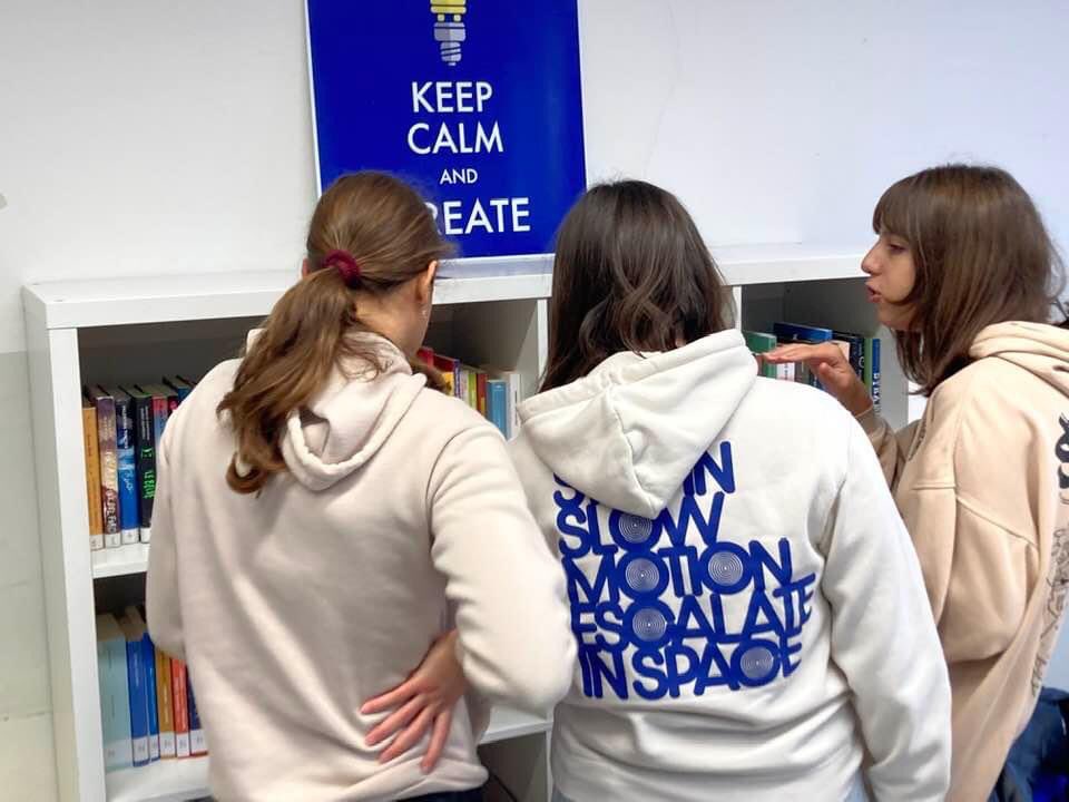 DavidDelCarlo's tweet photo. La soddisfazione di vederli parlare di libri davanti alla biblioteca di classe ❤️🙃 #writingreadingworkshop https://t.co/61uJxvriu3