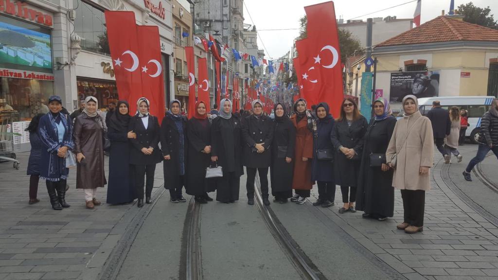 Hulya_Tasci57's tweet photo. İl Başkanımız Av.Dr. @rbklndr, İl Yönetimimiz ve İlçe Başkanlarımız ile İstiklal Caddesi’ndeydik… 

Hain terör saldırısında hayatını kaybeden vatandaşlarımıza Allah’tan rahmet; yaralılarımıza acil şifalar diliyorum.

Birliğimize kastedenlere karşı mücadelemiz devam edecek… https://t.co/MZIJdYSiNV