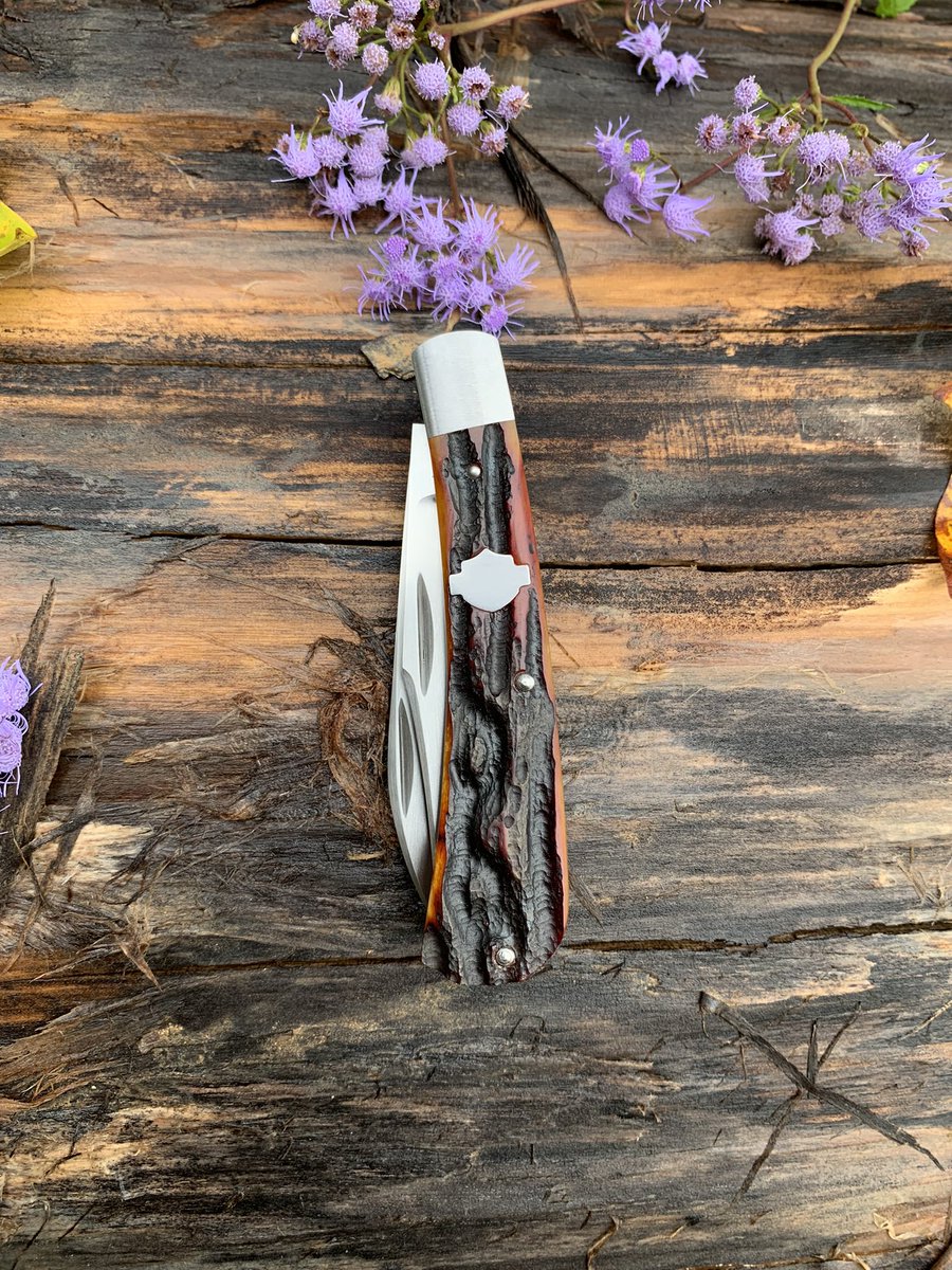 CollumCustom's tweet photo. Mitchell wharncliff trapper
Barehead with amber carved stag bone
Harley Davidson shield 
4”frame
#collumcustomknives #collumcustoms #traditionalknives #knives #pocketknife #stag #custommade https://t.co/yTWYrkWp0h