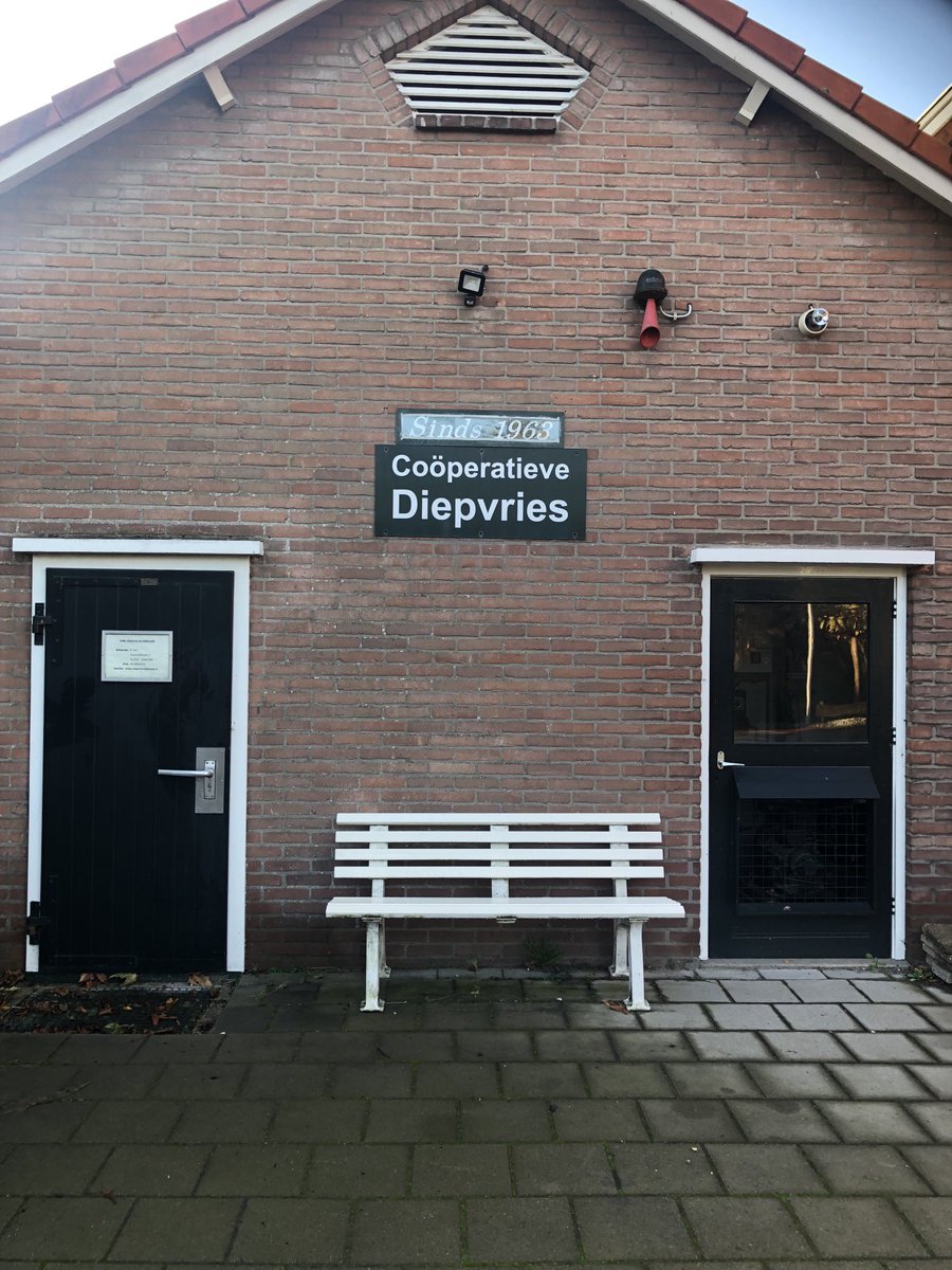 DikkieDuke's tweet photo. De hoge energieprijzen betekent sluiting van het Diepvrieshuis in Zijderveld!
De ledenvergadering van de Coöperatieve Diepvriesvereniging Zijderveld heeft unaniem besloten tot opheffing van het Diepvrieshuis.  Helaas gaat een unieke voorziening in het dorp Zijderveld verloren. 🥲 https://t.co/fyOd6qXe1p