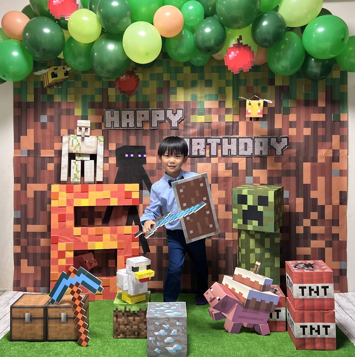 a_r_o5's tweet photo. 今年も1年やり切りました。狭い狭い家で最大限の手作り飾りつけ。来年はみんな何にハマってるかな？やめてって言われるまで頑張ります😤 https://t.co/hgzNmWU60Q