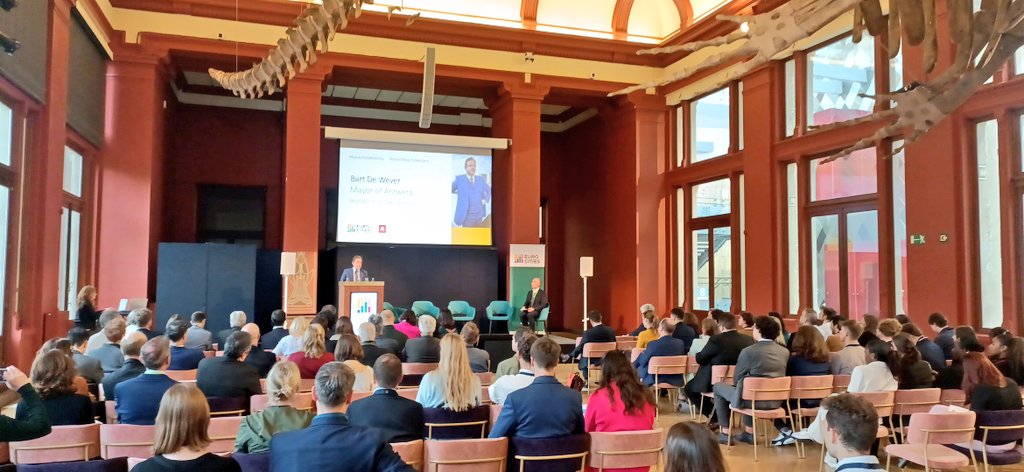 EUROCITIES's tweet photo. We open the #EurocitiesMobility Forum in Antwerp with @Bart_DeWever.
Stay tuned, we'll share today the gist of the conversations around sustainable and smart mobility.
#SmartWaysToNetZero https://t.co/pqAtOjsVZv