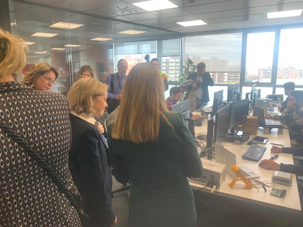 libelium's tweet photo. Hoy ha sido un día histórico en @libelium con la visita de la Vicepresidenta Primera del Gobierno y Ministra de Asuntos Económicos y Transformación Digital @NadiaCalvino, el Presidente del @GobAragon @JLambanM, la Delegada del Gobierno y la Consejera @martagaston.#Behindthechange https://t.co/cfNptxFrIe