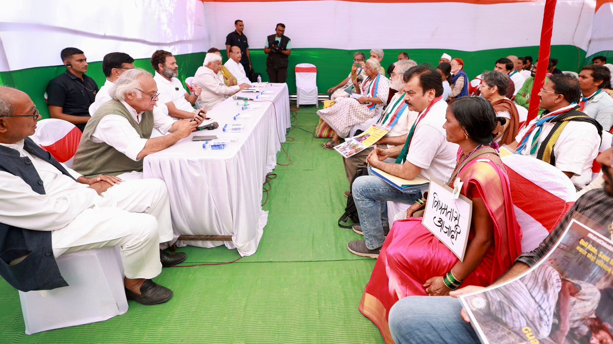 HarshBisaria's tweet photo. Shri @RahulGandhi had a delightful interaction with civil society leaders &amp; representatives from across Maharashtra who have devoted their lives for the cause of justice &amp; liberty.
#BharatJodoYatra https://t.co/aP4Aw1U85E