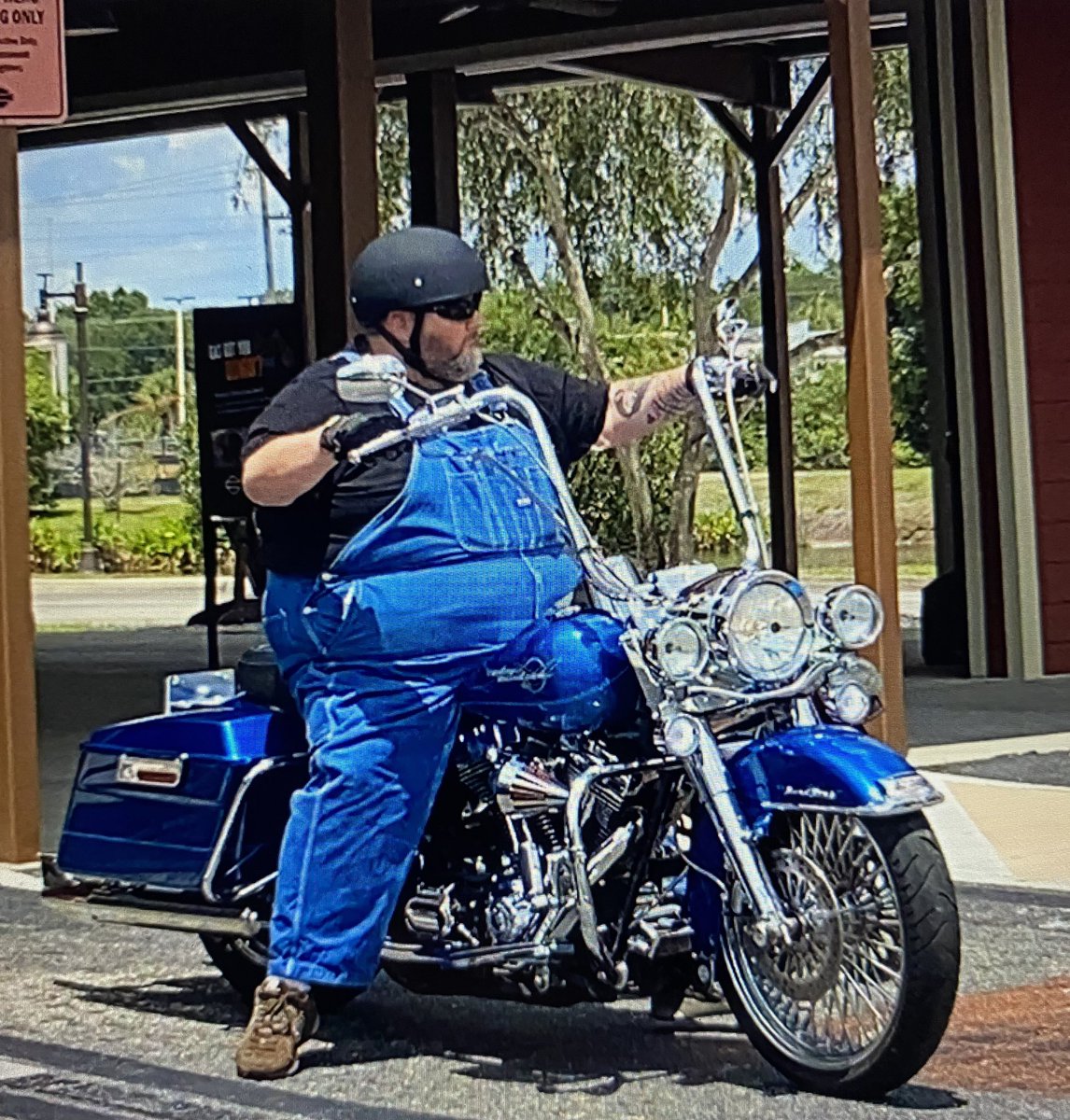 tinytodd37's tweet photo. Fat boy on a fat boy, lol. It’s actually a Road King https://t.co/TF2HYAG1S5