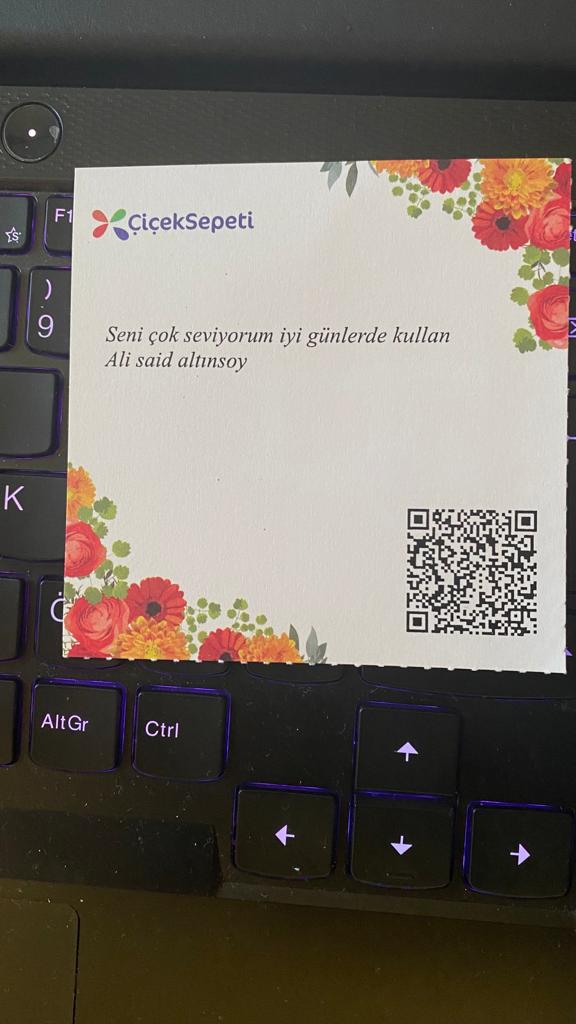 Yalnızlıktan kendine hediye alıp not yazmış <a href="/Alisaidd_/">Ali</a>