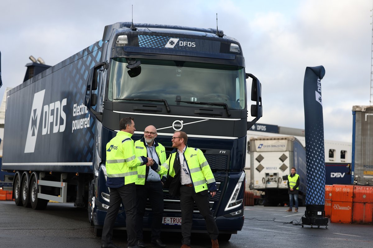 Today the first Volvo FH Electric rolled off the DFDS ferry in Belgium! The rest of the 125 ordered will be delivered through 2023. 

Read more: dfds.com/en/about/media…

#electrification #electrictrucksinreality #electrictrucks #sustainability #volvotrucks #DFDS #greencorridor
