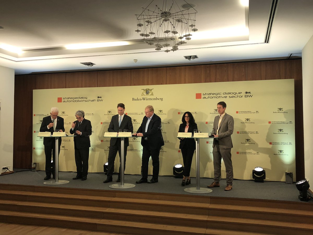 Bosch-CEO Stefan Hartung spricht in #Brüssel beim 6. #Strategiedialog von <a href="/thelaend/">The Länd</a> u.a. mit Winfried Kretschmann von <a href="/RegierungBW/">Landesregierung BW</a>, EU-Wirtschaftskommissar <a href="/ThierryBreton/">Thierry Breton</a>, <a href="/OlaKaellenius/">Ola Källenius</a> von <a href="/MercedesBenz/">Mercedes-Benz</a>, Barbara Frenkel von <a href="/Porsche/">Porsche</a> über die Autoindustrie im Südwesten. #sdabw