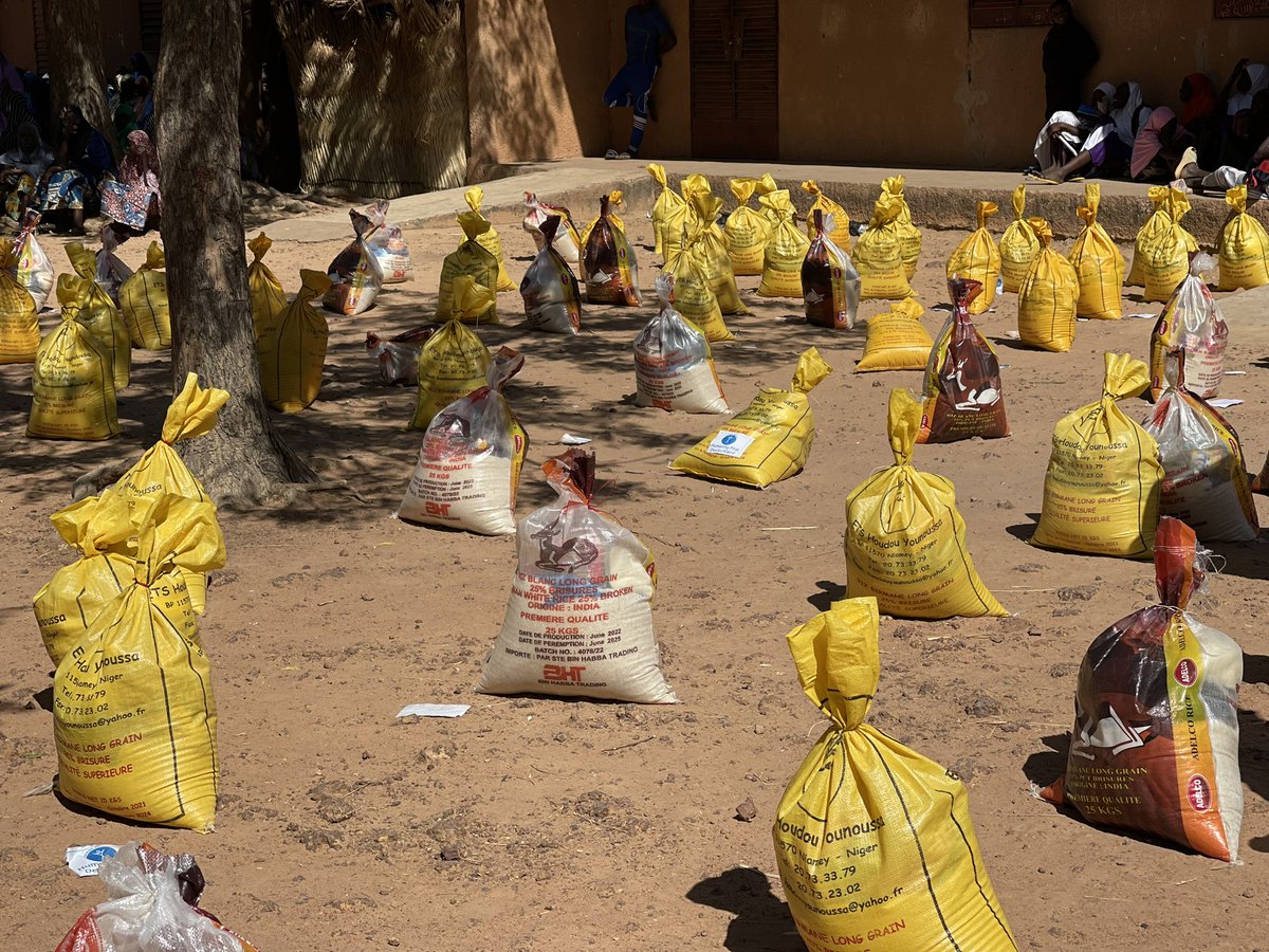 Humanityfirstbe's tweet photo. voedselpakketten verdeling in Dosso (Niger). U donaties zijn van hoogste belang. #HumanityFirst #niger #foodsecurity #hf1995 #donation @HFI1995 #humanityfirstbe #dosso https://t.co/onvQNZAKm5