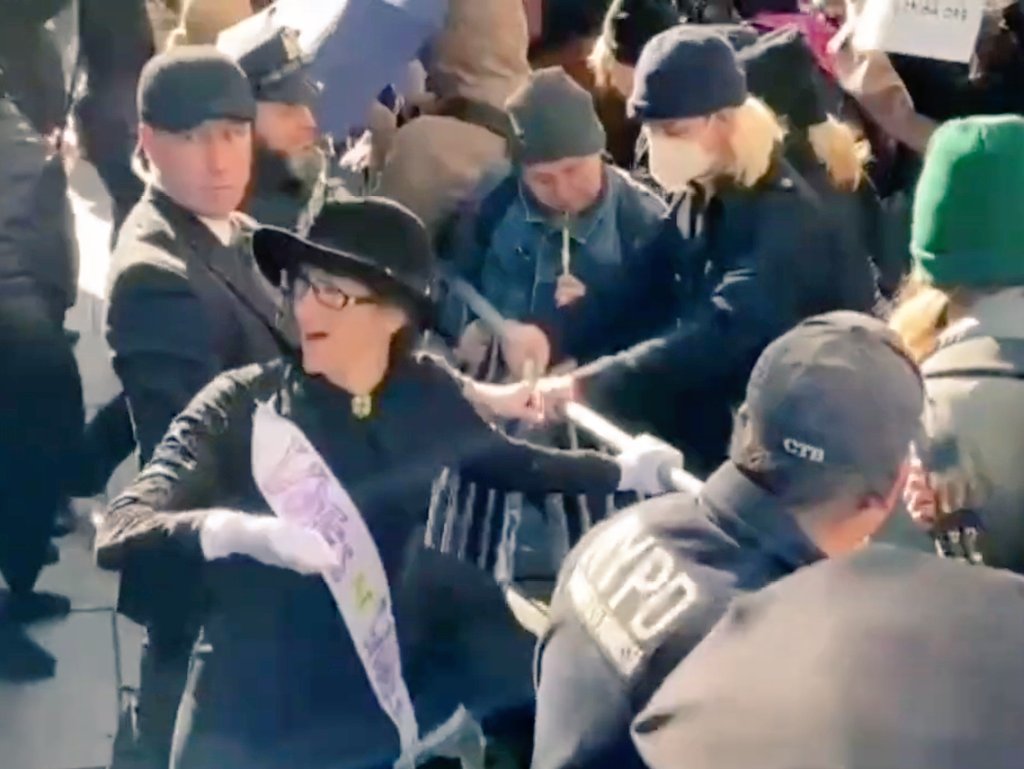 StandingforXX's tweet photo. Helping NYPD hold the line
#shero
#LetWomenSpeak https://t.co/PkbH48FKKb