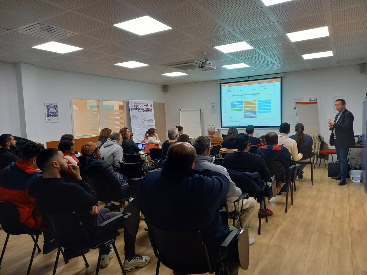 #Jobdating sur le bassin de Blois : Le #nucléaire mis en lumière par les équipes du #poleemploi Blois Laplace, en partenariat avec l'association #PEREN. Rencontre avec 2⃣7⃣ #demandeurs d'emploi autour des offres de #recrutements et de #formations. #TousMobilises