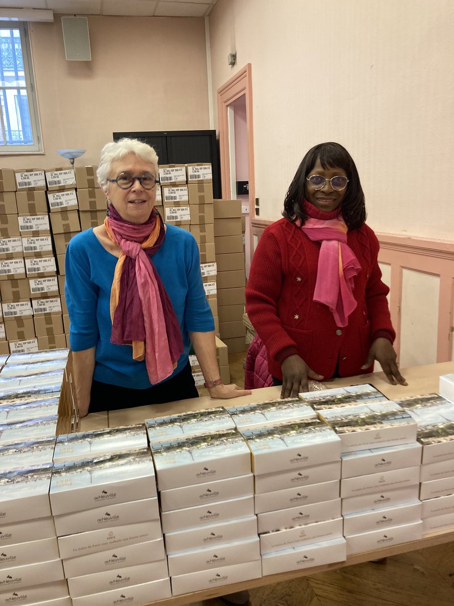 gwenaustin75019's tweet photo. #Chocolats #seniors  #EPS19 et c’est parti pour la distribution de chocolats de fin d’année ! Un grand merci aux bénévoles de votre  présence, année après année, pour offrir ces petites douceurs sucrées 🎁🍫 https://t.co/OmHmh7CilZ
