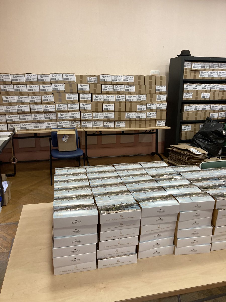 gwenaustin75019's tweet photo. #Chocolats #seniors  #EPS19 et c’est parti pour la distribution de chocolats de fin d’année ! Un grand merci aux bénévoles de votre  présence, année après année, pour offrir ces petites douceurs sucrées 🎁🍫 https://t.co/OmHmh7CilZ