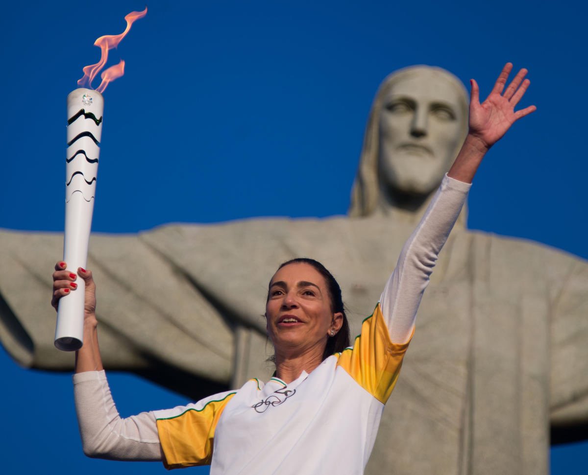 Alice_Portugal's tweet photo. Quando alguém que defendeu o Brasil com tanta garra dentro e fora das quadras se vai, toda a torcida sente. Isabel tinha apenas 62 anos, foi ícone do vôlei brasileiro. Cheia de talentos, estava no Gabinete da Transição no grupo de esportes. Minha solidariedade à família e amigos. https://t.co/PVVbz0FIgC