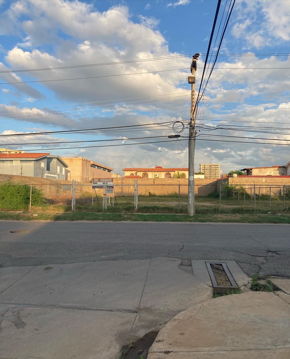 vendoenoriente1's tweet photo. En venta terreno de 874 M2 en la Calle Cumanagoto del sector Morro III, #lecheria , Edo. #anzoategui Tiene 23 metros de frente y 38 de largo. Zonificación R2. #bienesraices #terrenosenventa https://t.co/K4XllwJsYr