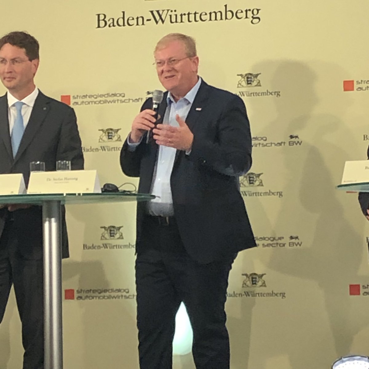 “Nur gemeinsam werden wir mit der richtigen Regulierung im Wettbewerb bestehen können und vorankommen”, sagt Bosch-Vorsitzender Dr. Stefan Hartung bei der Pressekonferenz des 6. #Strategiedialog von <a href="/thelaend/">The Länd</a> in #Brüssel. #sdabw <a href="/RegierungBW/">Landesregierung BW</a>