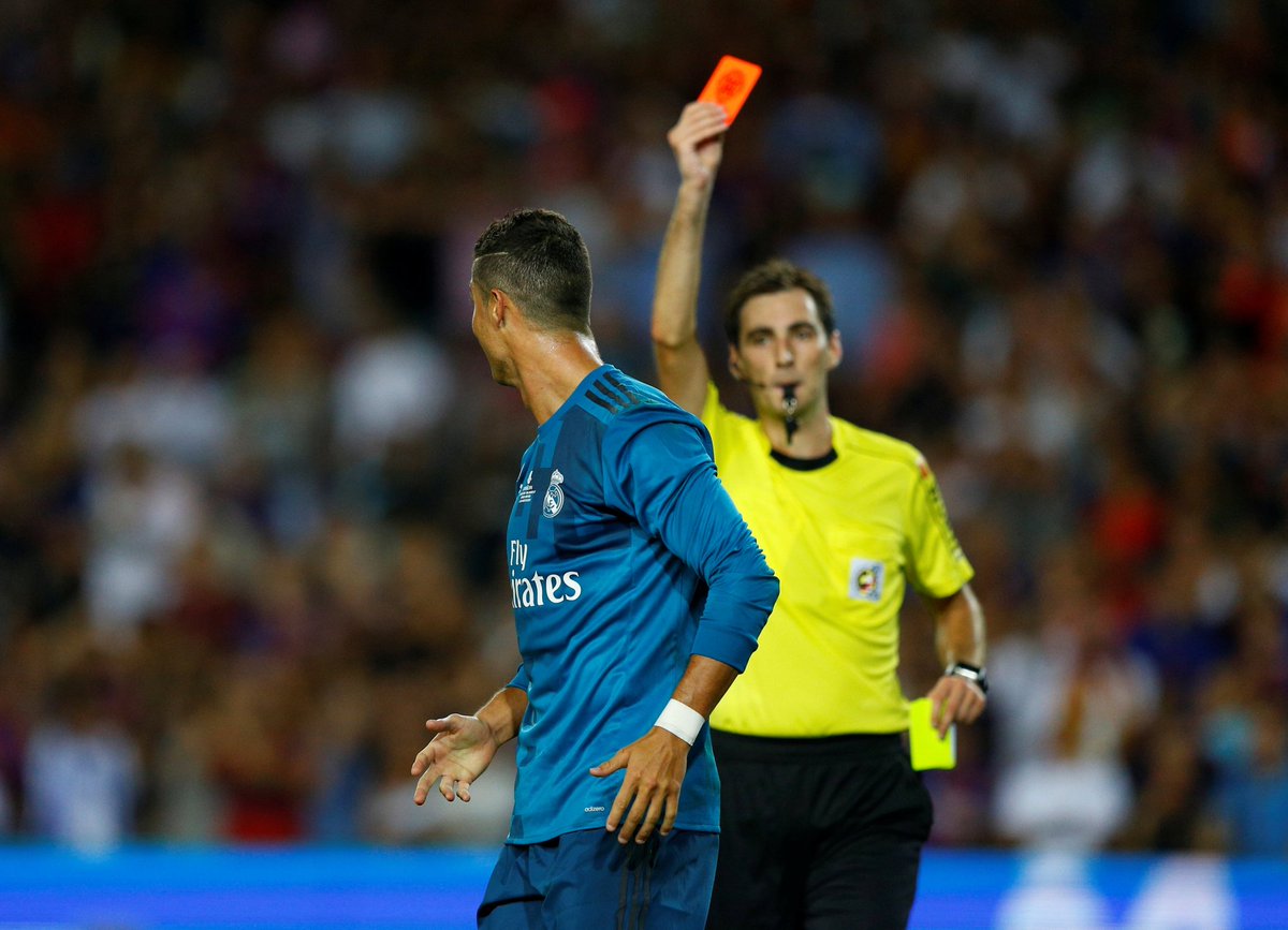 AdriRM33's tweet photo. - A Cristiano Ronaldo le cayeron 5 partidos por tocar la espalda de un árbitro.

- A Robert Lewandowski sólo le caen 3 partidos por insinuar algo tan grave sobre un árbitro.

La doble vara de medir. https://t.co/cJ1gjlEEpu