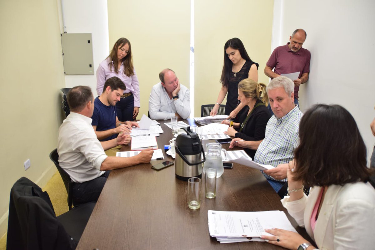 #Comisiones
En Transporte y Tránsito avanzaron y firmaron diferentes dictámenes entre ellos en base al Proyecto de <a href="/_santikoch/">Santi Koch</a> que solicita señaletica correspondiente a "Prohibido circular con motos" en los pasillos del Barrio Cristo Rey chacra 32/33.
Pte Comisión <a href="/colovancsik/">Colo Vancsik</a>