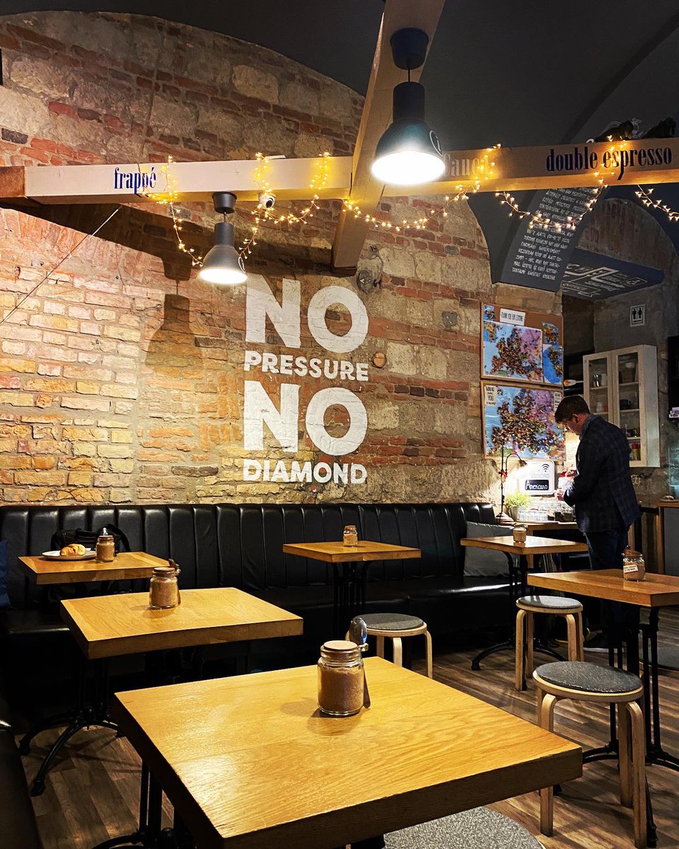 ブタペストではとにかく美味しいコーヒーを舌に焼き付けて帰ろうって決めていて、その中でも9BARはお氣に入りのカフェ。コーヒー豆が選べて、その日はイタリアンローストorコスタリカの浅煎り。パッと正面をみた時のお店のスタイルがとても世界観あって好き。

9BAR