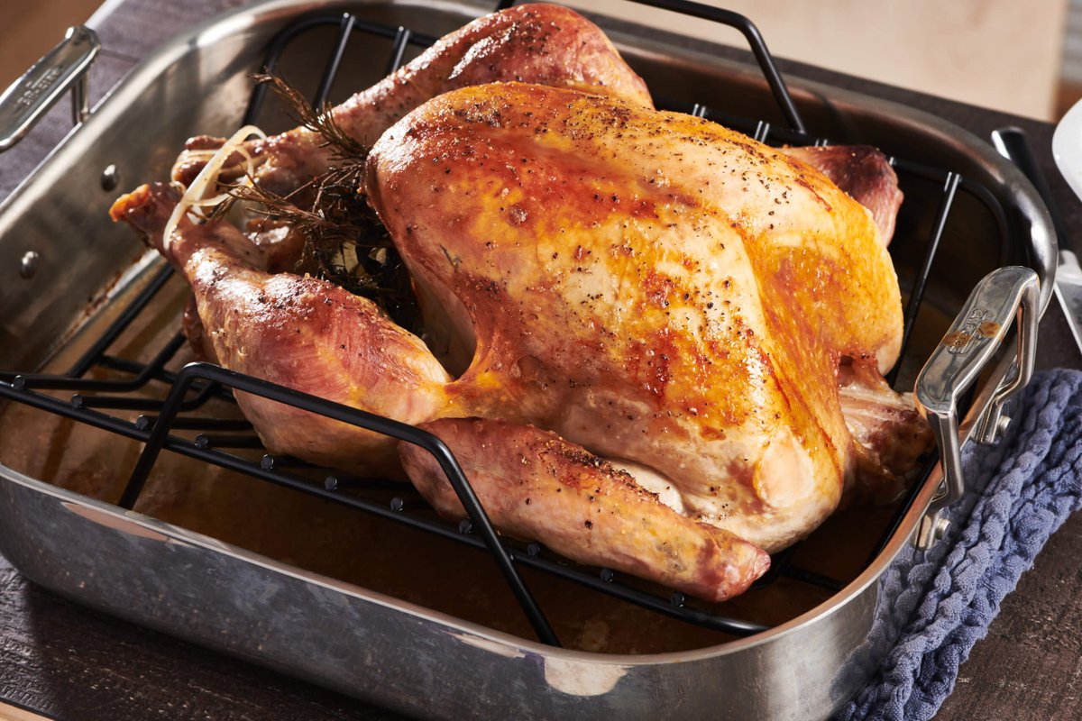 ServeTurkey's tweet photo. With Turkey Day coming up, @KatieWorkman100 created this recipe for cooks with a lot on their plate. Enter this Easy Roasted #Thanksgiving Turkey into your lineup and save a little time for yourself to enjoy the holidays - you deserve it!
#TryTurkey│https://t.co/rMXX2EmhVN https://t.co/Si9O1CtJAu