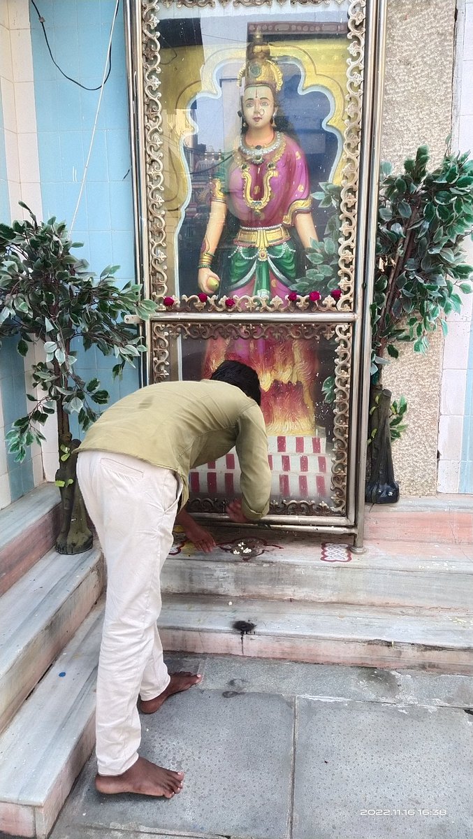 vimalvarman6's tweet photo. பெங்களூர் வன்னியகுலக்ஷத்ரியர்களின் தாய் திரெளபதி தரிசனம்.

திகளர்பேட்டை, பெங்களூர். https://t.co/6wequ8jgHI